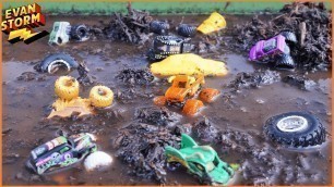 'Monster Jam Mini Monster Trucks Lost in Mud Play Box'