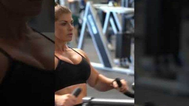 'FEMALE BODYBUILDER FITNESS MODEL#fitness #workout'