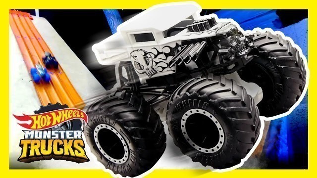 'FREE FALLING IN THE DARK! | Monster Trucks | @Hot Wheels'