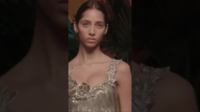 'Yasmin Wijnaldum for Oscar de la Renta'