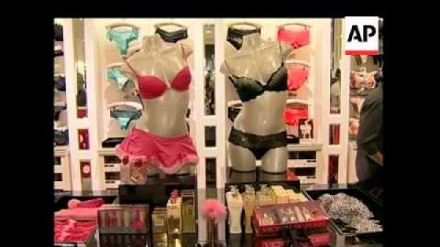 'Victoria\'s Secret models go shopping before their fashion show'