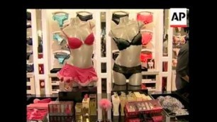 'Victoria\'s Secret models go shopping before their fashion show'