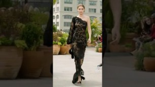 'Gigi Hadid walking for Oscar de la renta SS19'