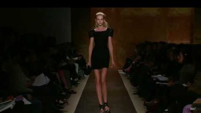 'HERVE LEGER Fall 2009 Runway Video'