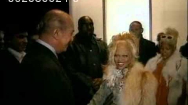 'Lil\' Kim congratulates Oscar de la Renta (2000)'