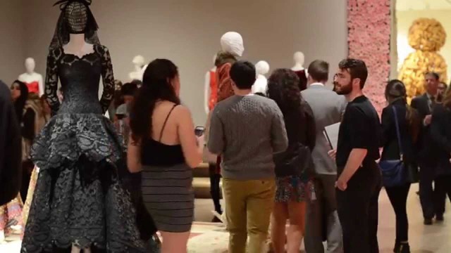 'Student reception opens Oscar de la Renta exhibit'