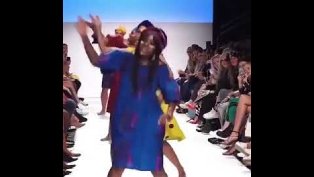 'African United Colour.. fashion week dance'