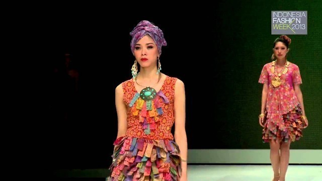 'Indonesia Fashion Week 2013 - Fashion Parade Stylopedia (Priscillia Saputro - Batik Nyonya Indo)'