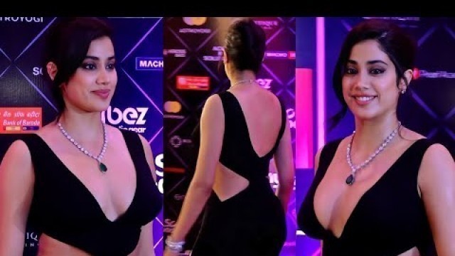 'Janhvi Kapoor Hottest Cleavage Show at Red Carpet Of Style Icon Awards 2022 |'