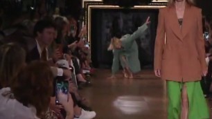 'Top model Amber Valletta FALLS during Stella McCartney Spring 2020 Ready-to-Wear Fashion Show'