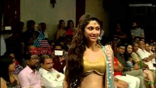 'Bollywood actress Manjiri Phadnis on ramp : Kochi fashion week end'