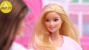'Barbie\'s Fashion Show | Barbie Makeup  Kids Toys Story !!!'