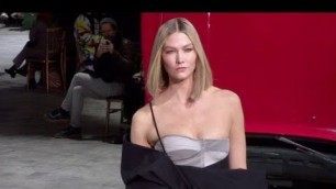 'Gigi, Bella Hadid, Karlie Kloss and more on the runway for the Off White show in Paris'