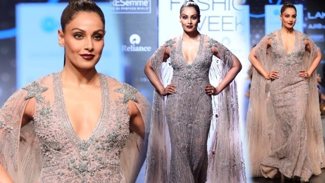 'Bipasha Basu Walks Ramp At Lakme Fashion Week | Bollywood Rewind'