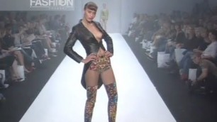 'SCOTT HENSHALL Full Show Spring Summer 2003 London by Fashion Channel'