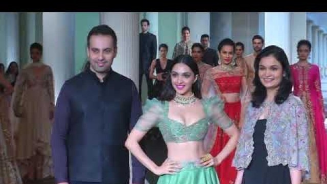 'Bollywood diva dazzles in bridal wear at New Delhi fashion show'