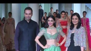 'Bollywood diva dazzles in bridal wear at New Delhi fashion show'