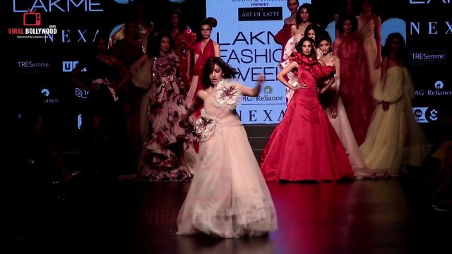 'Yami Gautam Ramp Walk for Gauri and Nainika at Lakme Fashion Week 2019'