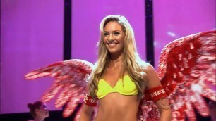'Candice Swanepoel on the Victoria\'s Secret Fashion Show Runway 2008'