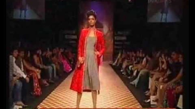 'Bollywood glitterati steals the show at Lakme Fashion Week - NewsX'