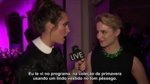'Dianna Agron sendo entrevistada no Louis Vuitton Fashion Show (legendado)'