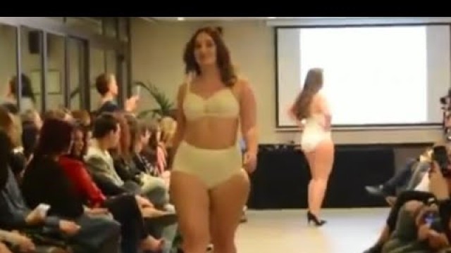 'Full Fashion show / Desfile Barcelona Curvy / show For 2019'