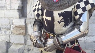 'Dressing in late 14th century armour'