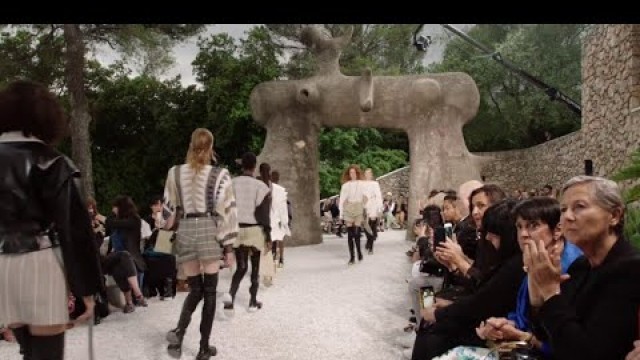 'Louis Vuitton Cruise 2019 Fashion Show at the Fondation Maeght | LOUIS VUITTON'